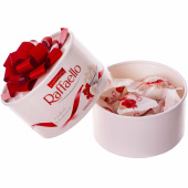 Конфеты RAFFAELLO с цельным миндальным орехом в кокосовой стружке, 200 г, торт, 9020000000363 за 1 030 ₽. Конфеты в коробках.  Доставка по РФ. Без переплат!