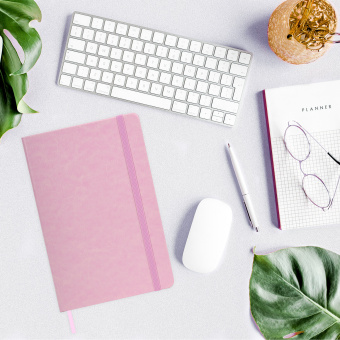 Блокнот А5 (148x218 мм), BRAUBERG "Metropolis Special", под кожу, 80 л., резинка, клетка, розовый, 111579 за 459 ₽. Бизнес-блокноты и бизнес-тетради. Доставка по России. Без переплат!