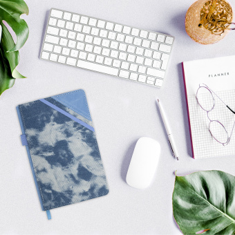 Блокнот А5 135x210 мм BRAUBERG "Denim", ткань/экокожа, резинка, держатель, 80 л., клетка, голубой, 117138 за 421 ₽. Бизнес-блокноты и бизнес-тетради. Доставка по России. Без переплат!