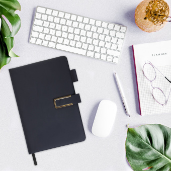 Ежедневник недатированный, А5, 143х210 мм, BRAUBERG "Dainty", под кожу, магнитная застежка, 160 л., черный, 117141 за 463 ₽. Ежедневники с покрытием "под кожу и ткань". Доставка по России. Без переплат!