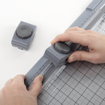 Резак роликовый с тремя типами резки BRAUBERG TRIPLE CUT, до 10 л., длина реза 310 мм, 532330 за 1 651 ₽. Резаки для бумаги. Доставка по России. Без переплат!